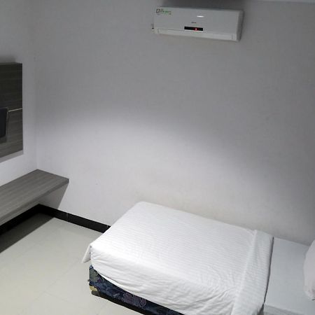 Hotel RedDoorz @ Pasangkayu Mamuju Utara Zewnętrze zdjęcie