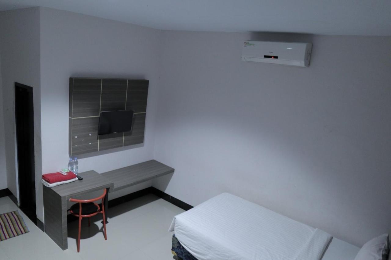Hotel RedDoorz @ Pasangkayu Mamuju Utara Zewnętrze zdjęcie